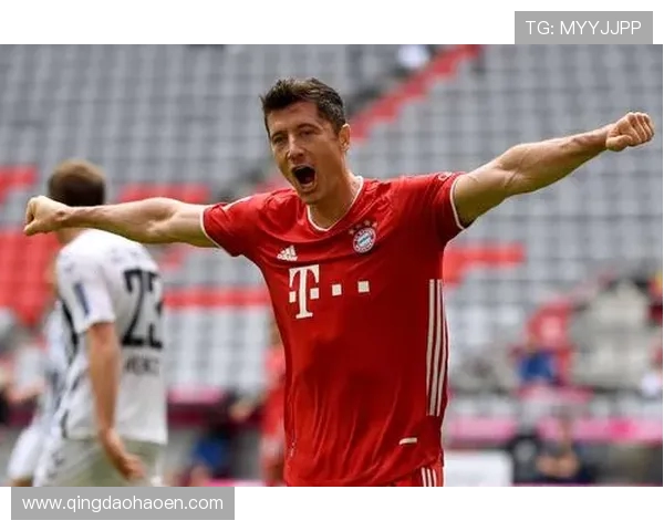 莱万重返安联球场引发拜仁球迷愤怒反响:背叛与忘恩负义的争议之战 莱万重返安联球场引发拜仁球迷愤怒反响:背叛与忘恩负义的争议之战